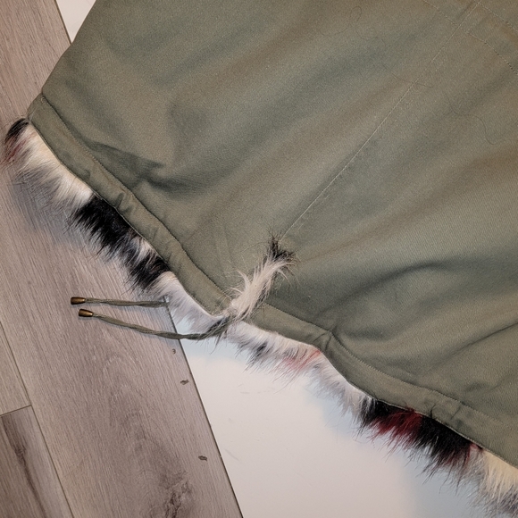 Fur 2 in 1 parka. 3x Jacket can be worn on both sides. - Picture 6 of 7